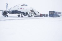 Аэропорт Южно-Сахалинска занесло снегом, Фото: 7