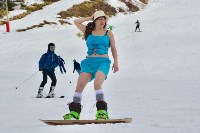 Полсотни сахалинцев разделись, чтобы спуститься на лыжах и сноубордах с «Горного воздуха», Фото: 1
