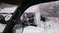 Большегрузный автомобиль съехал в кювет в Томаринском районе, Фото: 2
