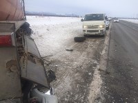 При столкновении бензовоза и внедорожника в Южно-Сахалинске пострадали два человека, Фото: 13