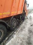 Водитель микроавтобуса попал в больницу после столкновения с дорожной техникой на Сахалине, Фото: 4