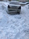 Несколько автомобилей пострадали от сошедшего с крыш снега в Южно-Сахалинске, Фото: 3
