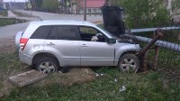 Suzuki Escudo врезался в столб и забор в Долинске, Фото: 2