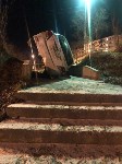 В Корсакове автомобиль Toyota Allion залетел на ступени лестницы на улице Гвардейской, Фото: 2