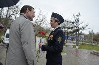 Пограничники возложили цветы к братской могиле в Холмске, Фото: 1