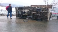 Два человека пострадали при столкновении универсала и грузовика в Южно-Сахалинске, Фото: 2