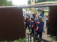 Незаконный забор у "Аралии" под крики "Ура" спилили спасатели, Фото: 2