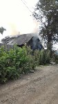 Частный дом горит в Южно-Сахалинске, Фото: 1