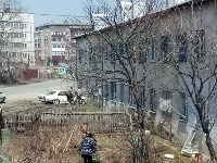 Седан врезался в жилой дом в Новоалександровске, Фото: 4