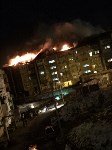Крыша пятиэтажного дома горит в Холмске, Фото: 3
