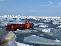 Сахалинских рыбаков унесло на льдинах в заливе Мордвинова, Фото: 3