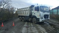 Пешеход с двумя бутылками "Пушистика" упал под колеса самосвала в Дальнем, Фото: 9