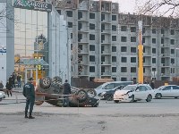 При столкновении автомобилей в Южно-Сахалинске один из них перевернулся, Фото: 3