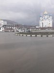 Автомобиль опрокинулся на площади Победы в Южно-Сахалинске, Фото: 1