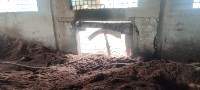 Опилки на 1000 "квадратах" горят на полуразрушенном складе в Тымовском, Фото: 3