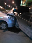 В Южно-Сахалинске такси вылетело с дороги и врезалось в два припаркованных автомобиля, Фото: 3