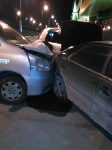 В Южно-Сахалинске такси вылетело с дороги и врезалось в два припаркованных автомобиля, Фото: 3