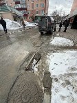 В Южно-Сахалинске автомобиль повредил бампер, проезжая через повреждённую ливнёвку, Фото: 4