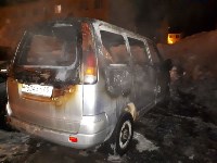 Два автомобиля сгорели в Дальнем, Фото: 4