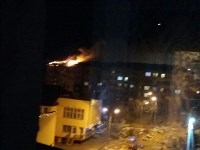 Крыша пятиэтажного дома горит в Холмске, Фото: 5