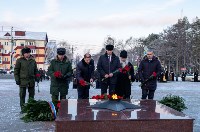 Сотни цветов возложили к мемориалу Славы в Южно-Сахалинске, Фото: 7