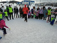 Мамы детсадовцев устроили хоккейную битву на главной площади Томари, Фото: 3