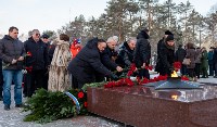 Сотни цветов возложили к мемориалу Славы в Южно-Сахалинске, Фото: 5