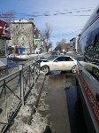 Toyota протаранила дорожное ограждение в Южно-Сахалинске, Фото: 2