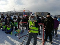 Мамы детсадовцев устроили хоккейную битву на главной площади Томари, Фото: 1