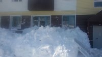 Снежные глыбы, сорвавшаяся с крыши, выбили окно в квартире жителей Быкова, Фото: 5