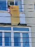 Сахалинка матрасом попыталась эвакуировать котёнка с крыши балкона в Холмске, Фото: 1