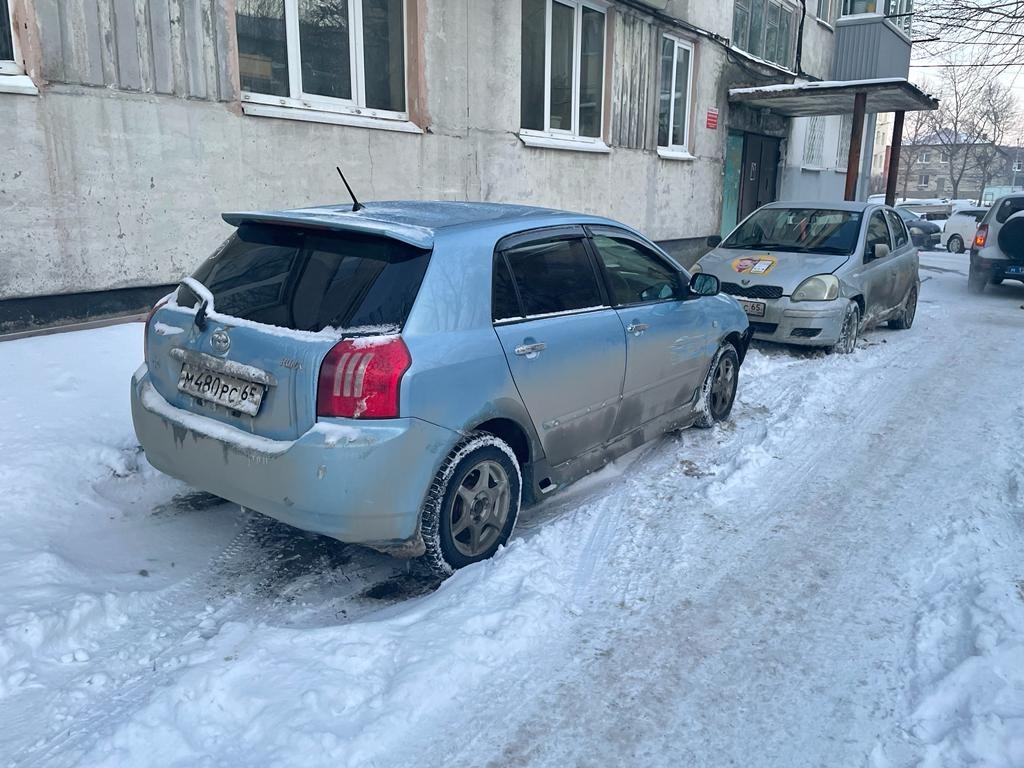 Неизвестный врезался в два автомобиля и скрылся с места ДТП в  Южно-Сахалинске - Новости Сахалинской области. Происшествия – Фотогалерея,  фото 1 - ASTV.ru