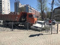 Грузовик протаранил легковушку в Южно-Сахалинске, Фото: 1