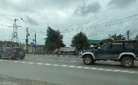 Самосвал пробил дорожное ограждение и опрокинулся у АЗС в Южно-Сахалинске, Фото: 3