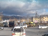 Пять человек пострадали при столкновении большегруза и автомобиля реанимации в Южно-Сахалинске, Фото: 1