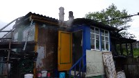 Крыша жилого барака сгорела в Корсакове, Фото: 3