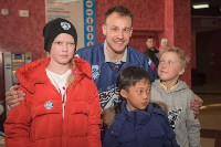 За автографами к хоккеистам «Сахалина» выстроилась очередь в 150 человек, Фото: 40