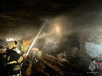 Стройматериалы горели на складе в Аниве, Фото: 1