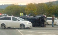 Toyota Carina опрокинула Nissan Safari в Южно-Сахалинске, Фото: 2