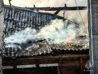 Крупный пожар в Корсакове показали на фото - огонь уничтожил 450 "квадратов", Фото: 5