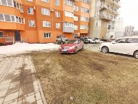 Паркуюсь как хочу: автохам в Южно-Сахалинске "укатал" газон во дворе дома, Фото: 2