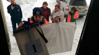 Сахалинские спасатели доставили членов избиркома до избирателей на снегоболотоходе, Фото: 2