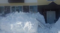 Снежные глыбы, сорвавшаяся с крыши, выбили окно в квартире жителей Быкова, Фото: 3