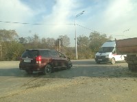 Toyota Wish и грузовик столкнулись в Южно-Сахалинске, Фото: 2