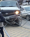 Автомобиль пробил дорожное ограждение в Южно-Сахалинске, Фото: 3