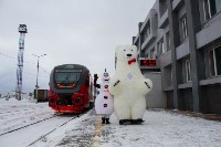 На вокзале Южно-Сахалинска пассажирам желали любви и встречали с печеньем-валентинками, Фото: 2