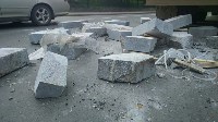 Тягач рассыпал бордюрный камень в центре Южно-Сахалинска, Фото: 6