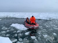 На Сахалине спасатели сняли со льдины троих рыбаков, Фото: 2