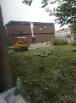 Строители торгового центра превратили двор в Южно-Сахалинске в склад для мусора, Фото: 1
