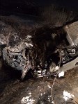 Toyota Verossa врезалась в столб и загорелась в Южно-Сахалинске, Фото: 2